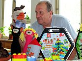 Stanislav Heinzl ze společnosti České hračky předvádí jednoho z vyrobených maňásků.