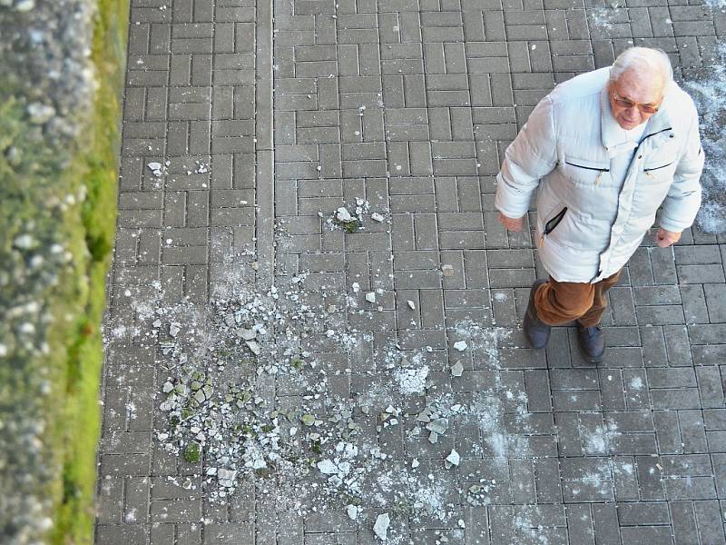 Z obchodního střediska Rozkvět v Mostě odpadávají na chodník kusy betonu