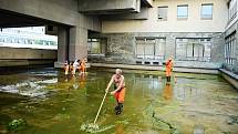 Zaměstnanci městských technických služeb čistili bývalý okrasný bazén u kulturního domu Repre v Mostě.