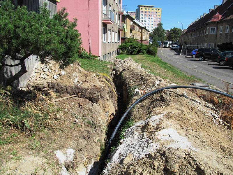 Alešovka mění tvář. V ulici probíhá rekonstrukce vodovodu a kanalizace i oprava chodníků. Nová bude i silnice.