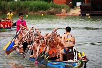 Závody dračích lodí na jezeru Matylda v Mostě v sobotu 11. června.
