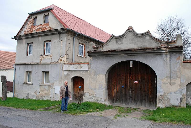 František Habarta už dvanáct let svépomocí opravuje bývalou selskou usedlost ve vísce Chanov u Obrnic a čelí zlodějům, kteří mu nemovitost vykrádají.