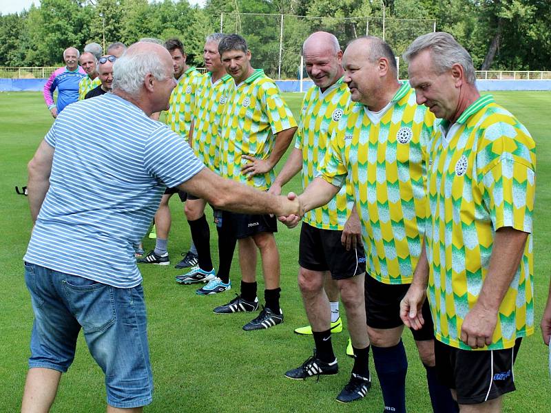 Fotbalový stadion v Libočanech byl svědkem oslavy 65. narozenin bývalého fotbalisty a později dlouholetého trenéra Jana Laibla.