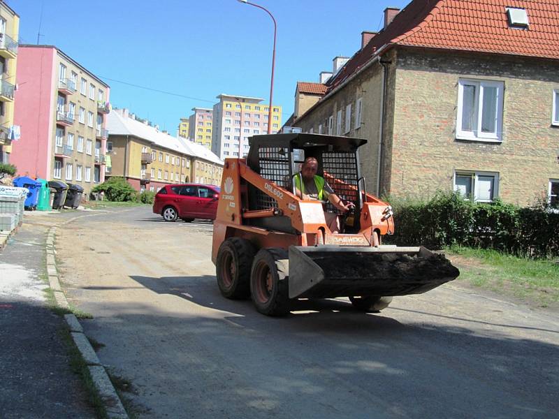 Alešovka mění tvář. V ulici probíhá rekonstrukce vodovodu a kanalizace i oprava chodníků. Nová bude i silnice.