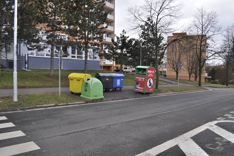 Popelnice bez přístřešků v Mostě vypadají hrozně, jako pěst na oko