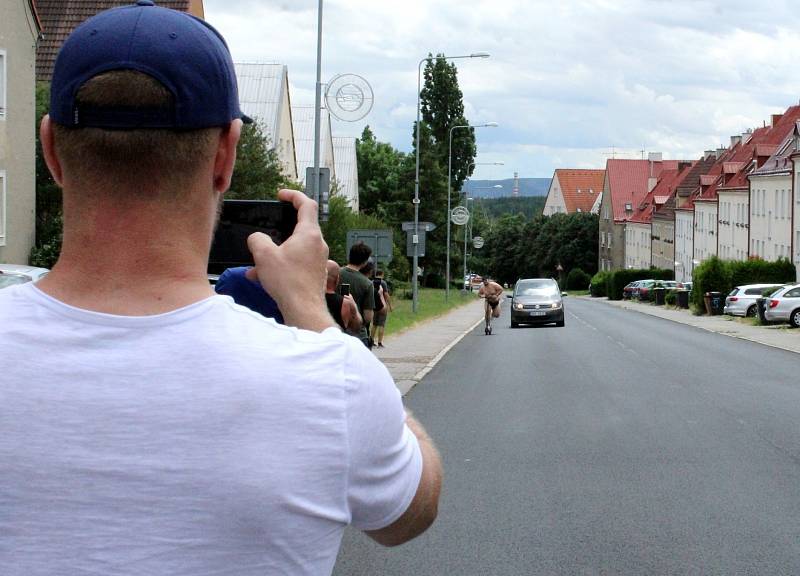 Vlastimil Pospíšil prohrál sázku a musel bez šatů projekt ulicemi Osady