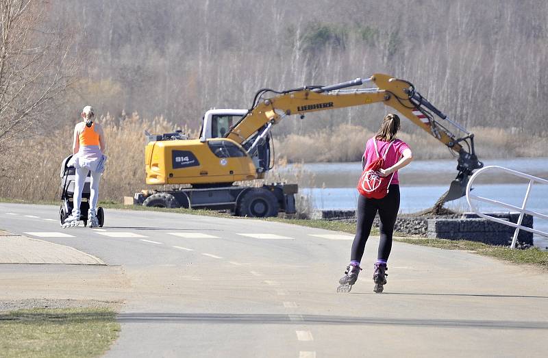 Teplo láká lidi na vylepšovanou Matyldu, už tam jsou nová mola