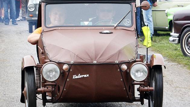 Velorex, hadrák, prchající stan. Toto vozítko má spotřebu kolem 5 litrů na sto kilometrů a občas ho lze vidět na silnicích na Mostecku.
