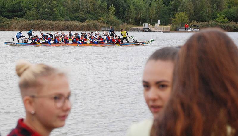 Závody dračích lodí v areálu jezera Matylda v Mostě