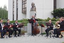 Umělci z Dechové harmonie Pontanus hrají soše F. L. Gassmanna k 278. narozeninám
