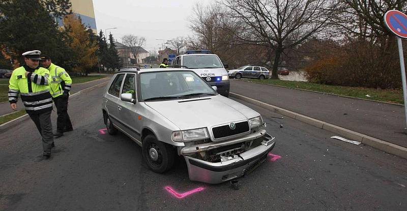 Dopravní policisté vyšetřují střet dvou osobních aut v Janově