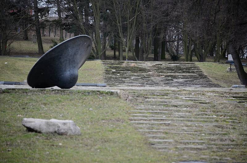 Zanedbaný park Střed u mostecké sportovní haly