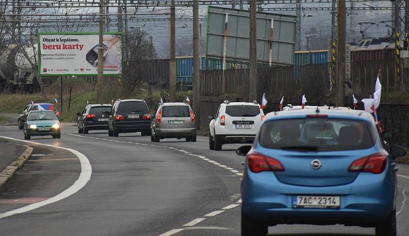 Z Mostu opět vyjela protestní jízda s vlajkami.