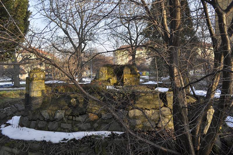 Zchátralá maketa hradu v areálu bývalých kasáren v Mostě