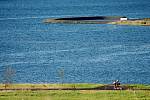 Jezero Most se už stává atrakcí, přestože přístup k vodě ještě není povolen kvůli výstavbě rekreačního zázemí na pobřeží.