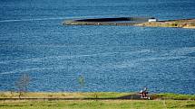 Jezero Most se už stává atrakcí, přestože přístup k vodě ještě není povolen kvůli výstavbě rekreačního zázemí na pobřeží.