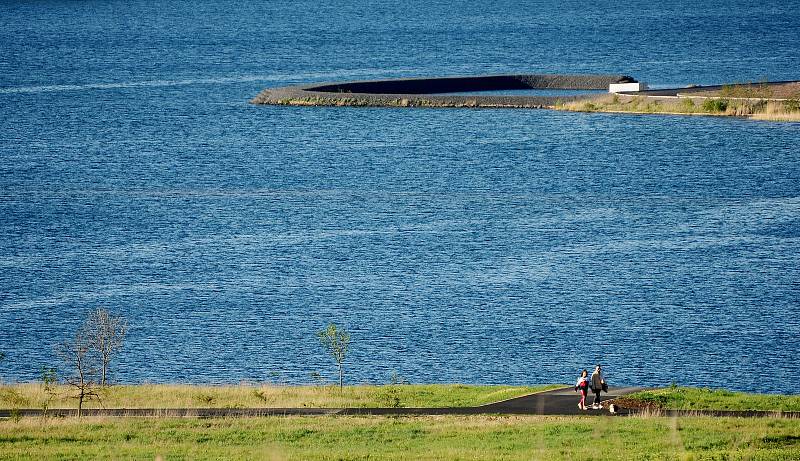 Jezero Most se už stává atrakcí, přestože přístup k vodě ještě není povolen kvůli výstavbě rekreačního zázemí na pobřeží.