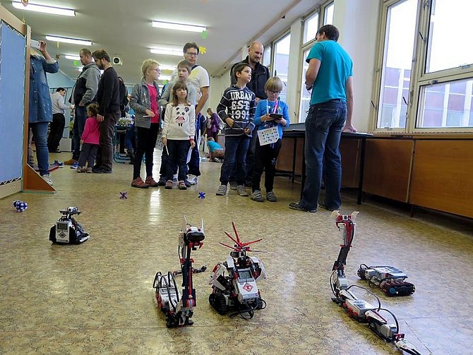 Roboty do Mostu přivezli pedagogové ústecké univerzity.