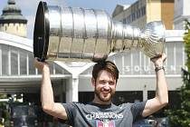 Pavel Francouz ukázal nejslavnější hokejovou trofej v rodné Plzni.