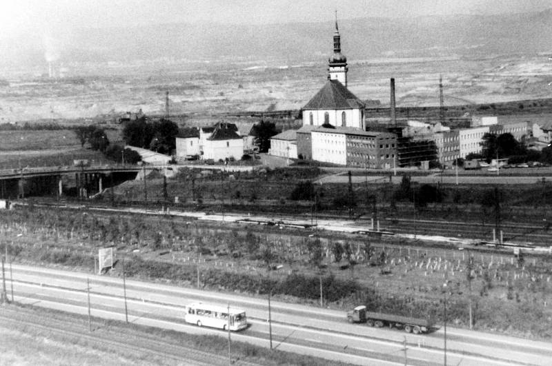 Fotografie z přípravy a samotného unikátního přesunu kostela Nanebevzetí Panny Marie v Mostě.