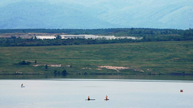 Jezero Most se za vedra zaplňuje. Jezdí i Pražané.