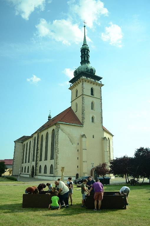 Pátek večer, příprava na sobotní slavnost u kostela.