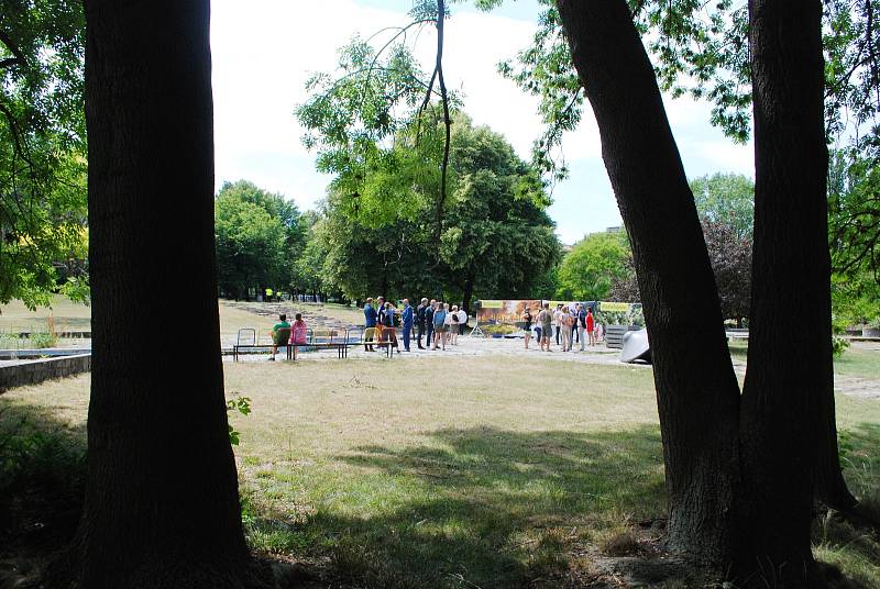Slavnostní poklepání základního kamene. Začala rekonstrukce parku Střed v Mostě.