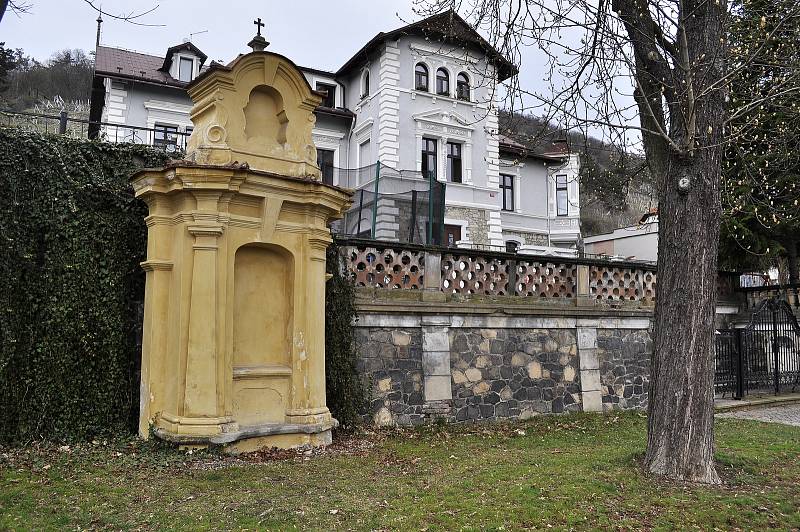 Výklenkové kaple křížové cesty v ulici Jana Žižky na Zahražanech v Mostě jsou z 18. století. Obrazy Ježíšova utrpení se nedochovaly.