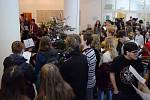 Vánoční charitativní koncert gymnázia v Mostě se opět spojil se sbírkou potravin pro místní azylový dům.
