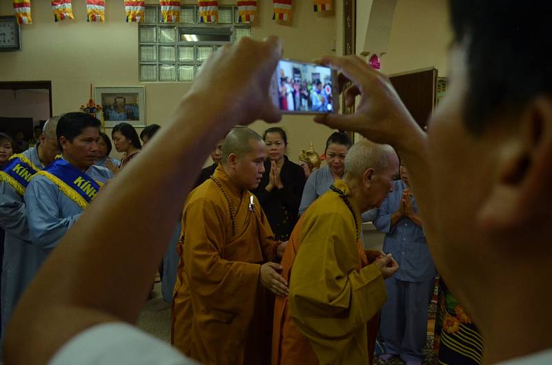 Oslava svátku Vu Lan ve vietnamském buddhistickém chrámu poblíž fotbalového stadionu v Mostě. 