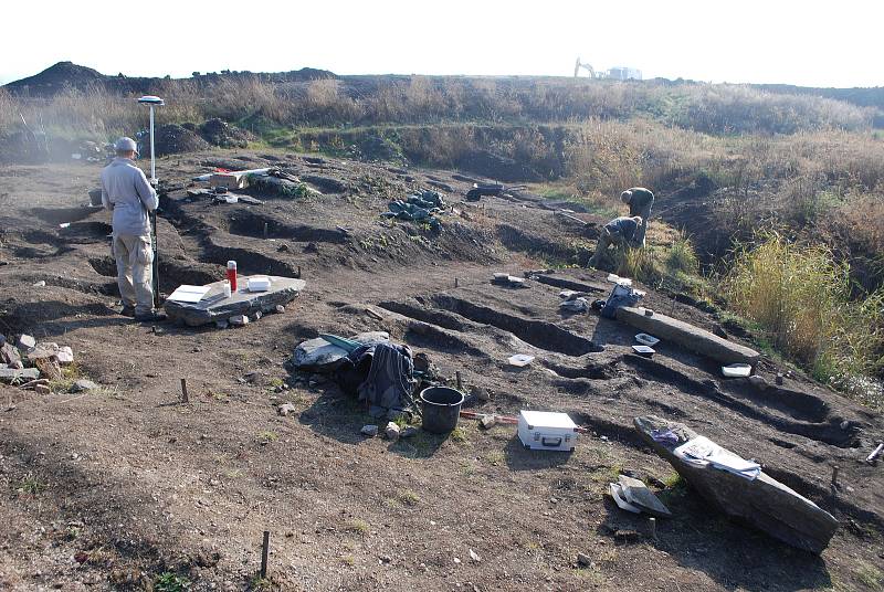 Archeologické naleziště Nesvětice. Výzkum lokality s pohřebištěm a vesnicí byl přerušen 29. října 2021, na jaře 2022, po zimní pauze, budou práce v terénu obnoveny.