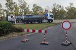 Dopravní situace na silnici I/13 v Mostě v úterý 3. října dopoledne. Zákaz vjezdu u benzinky v Souši.
