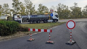 Dopravní situace na silnici I/13 v Mostě v úterý 3. října dopoledne. Zákaz vjezdu u benzinky v Souši.