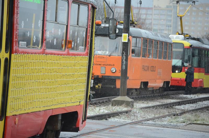 Kolem půl osmé do sebe u nádraží v Mostě nabouraly osvětlená Vánoční tramvaj a osobní auto.