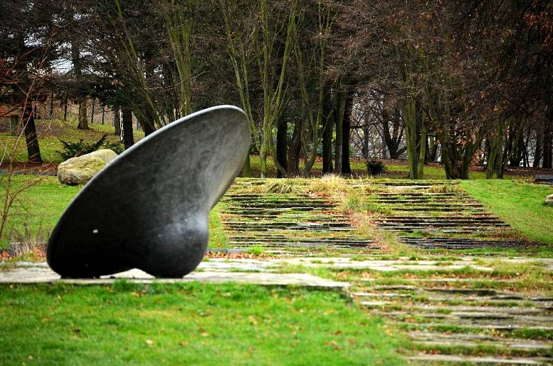 Park u sportovní haly v Mostě. Biologické těleso.