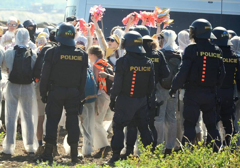 Pochod demonstrantů do dolu Bílina na Mostecku.