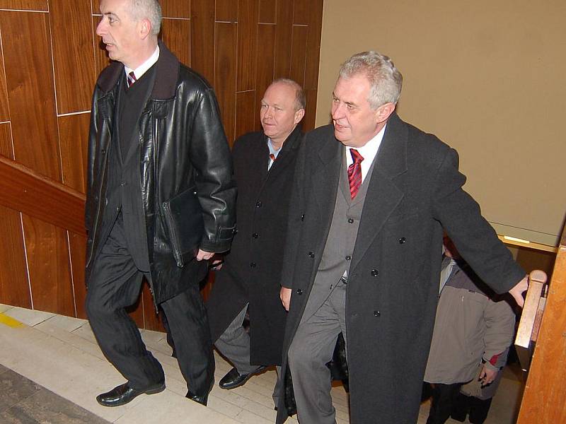 Miloš Zeman přichází na setkání s Mostečany v lednu roku 2010