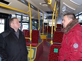 Nový autobus, vlevo šéf dopravního podniku Daniel Dunovský, vpravo dopravně-technický náměstek David Jehlička.