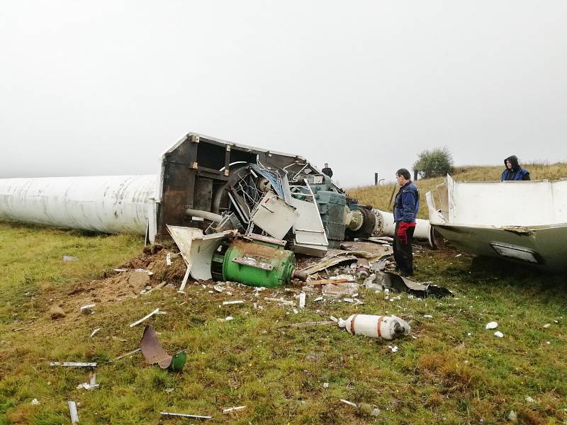 Demolice věže větrné elektrárny v Nové Vsi v Horách.