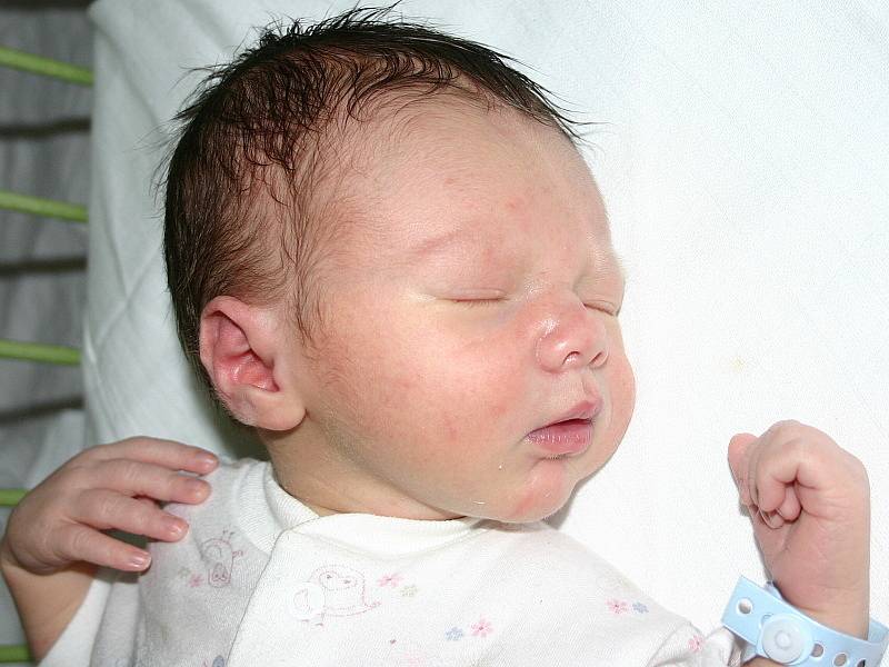 Mamince Ivaně Paulovičové z Litvínova se 18. října v 1.55 hodin narodil syn Matěj Jakšl. Měřil 52 centimetrů a vážil 3,82 kilogramu.
