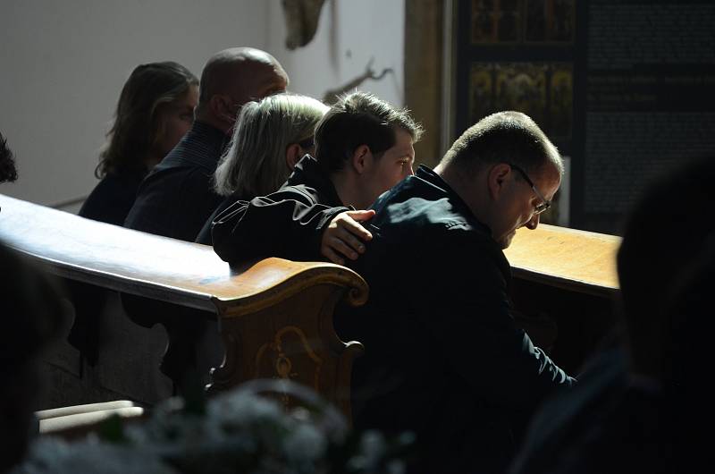 V přesunutém kostele Nanebevzetí Panny Marie v Mostě se lidé rozloučili s tanečníkem a choreografem Karlem Sarközim