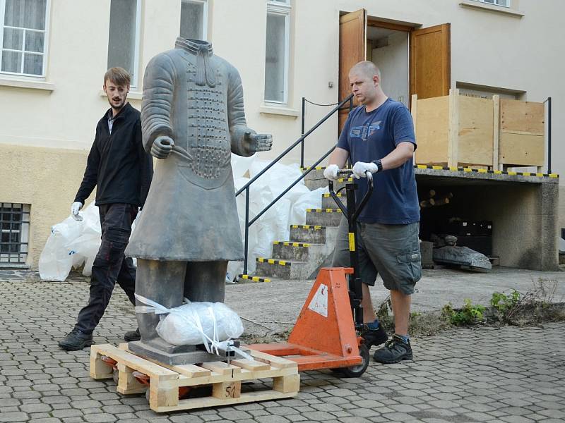 V Oblastním muzeu v Mostě instalují putovní výstavu Terakotová armáda