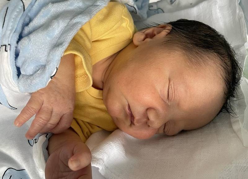 Adam Vaňo se narodil 7. října ve 14.05 hodin mamince Marii Bendíkové z Lomu. Měřil 47 cm a vážil 3,00 kg.