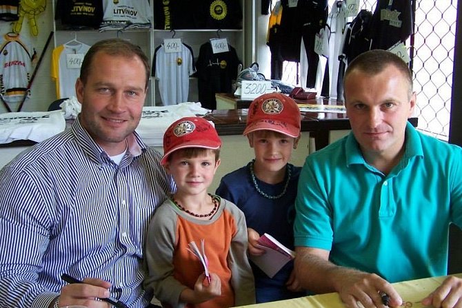 Bratři Maštaliřští při rozlučce legend Šlégra a Reichela v roce 2010. U Gumy je mladší Matěj, u Albiho starší Martin.