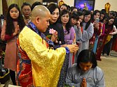 Oslava Nového lunárního roku v mosteckém buddhistickém chrámu byla spojena s náboženským obřadem, který má Vietnamcům přinést štěstí a bohatství. Mnich dává ženám na hlavu rituální schránku ve tvaru stúpy. Vietnamci věří, že přináší štěstí.
