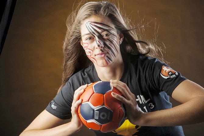 Mostecká reprezentantka Dominika Zachová na klubové fotografii s pomalovaným obličejem. Klubové barvy si mohou nechat namalovat na obličej i fanoušci před sobotním zápasem se španělskou Rocasou.