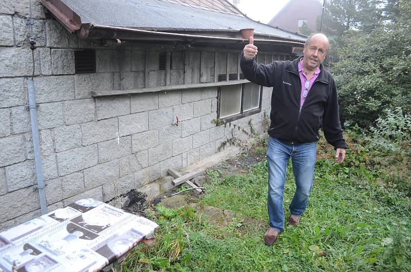 Emil Marhoun z osady Mníšek v Krušných horách může brát vodu z venkovního kohoutku bývalé místní hospody. Toto povolení je věcným břemenem.