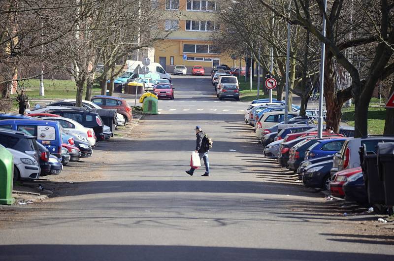 Zanedbaná parkovací místa v mostecké ulici Julia Fučíka