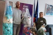 Odsouzení z Věznice Bělušice vyrobili plyšové hračky, které poslouží dětem při dopravních nehodách na území Ústeckého kraje.