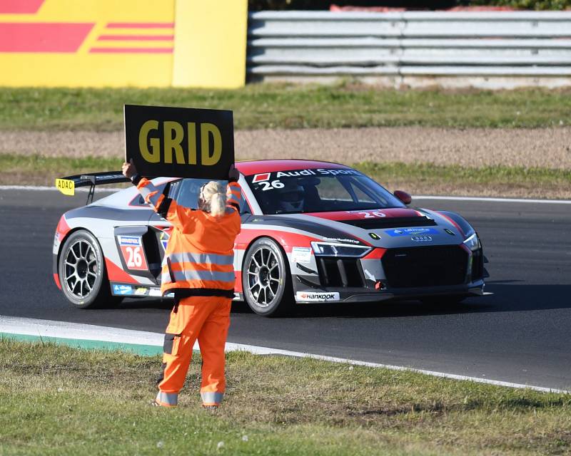 Světový šampionát cestovních vozů na autodromu v Mostě.